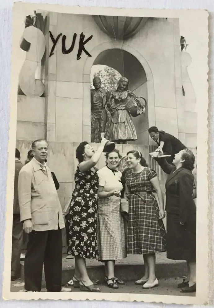 Mujeres bebiendo en porrón